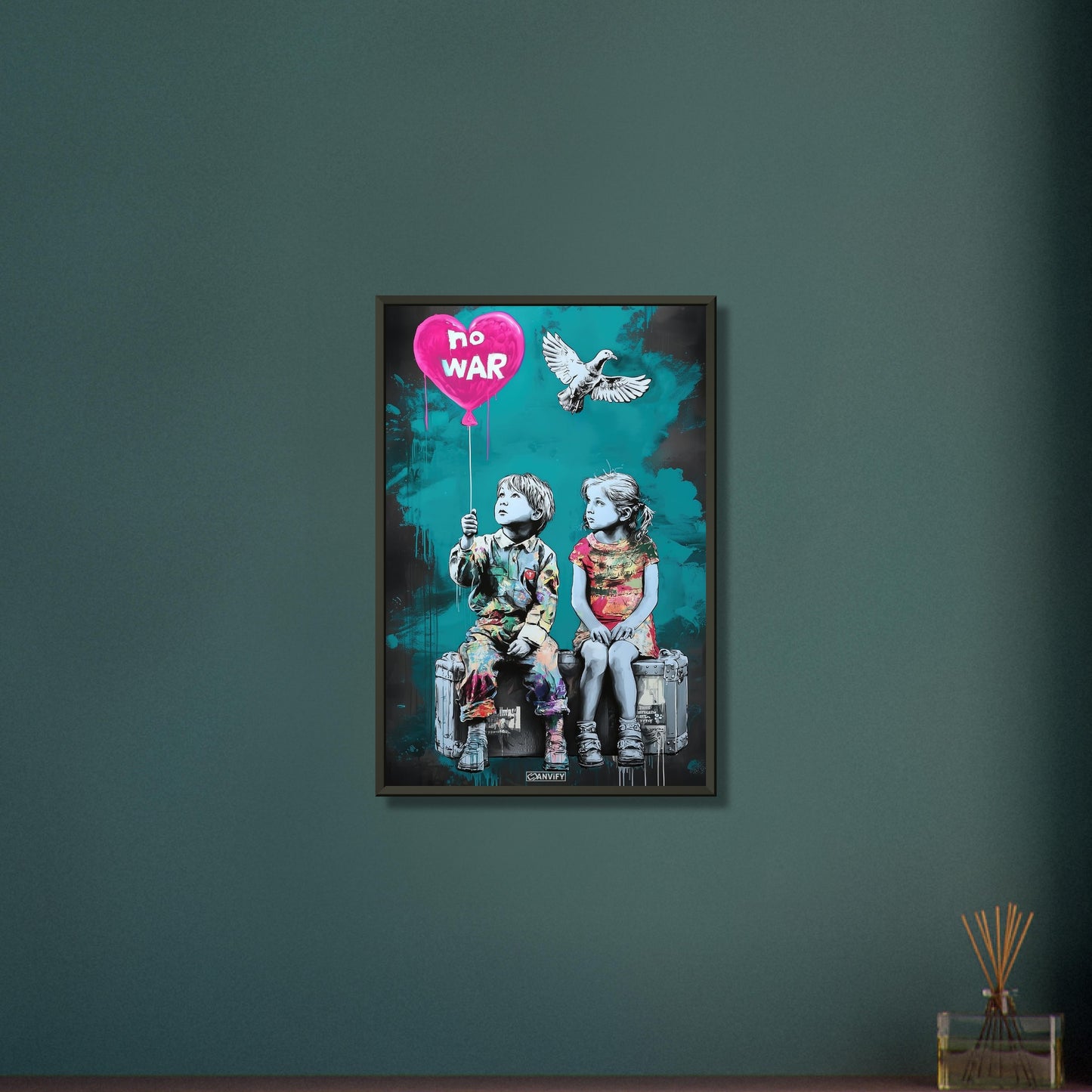 Junge und Mädchen sitzend auf einem Koffer mit einer Friedenstaube und einem Herzluftballon im Stil von Banksy auf einem Poster im Metallrahmen