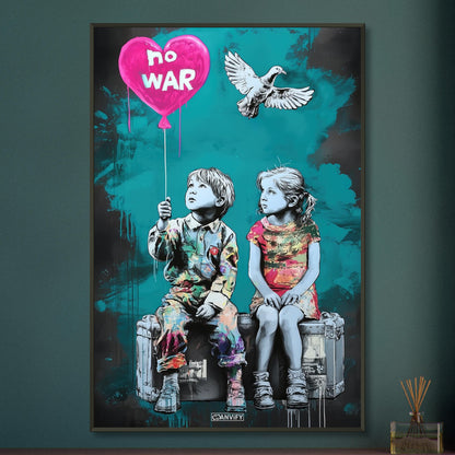 Junge und Mädchen sitzend auf einem Koffer mit einer Friedenstaube und einem Herzluftballon im Stil von Banksy auf einem Poster im Metallrahmen