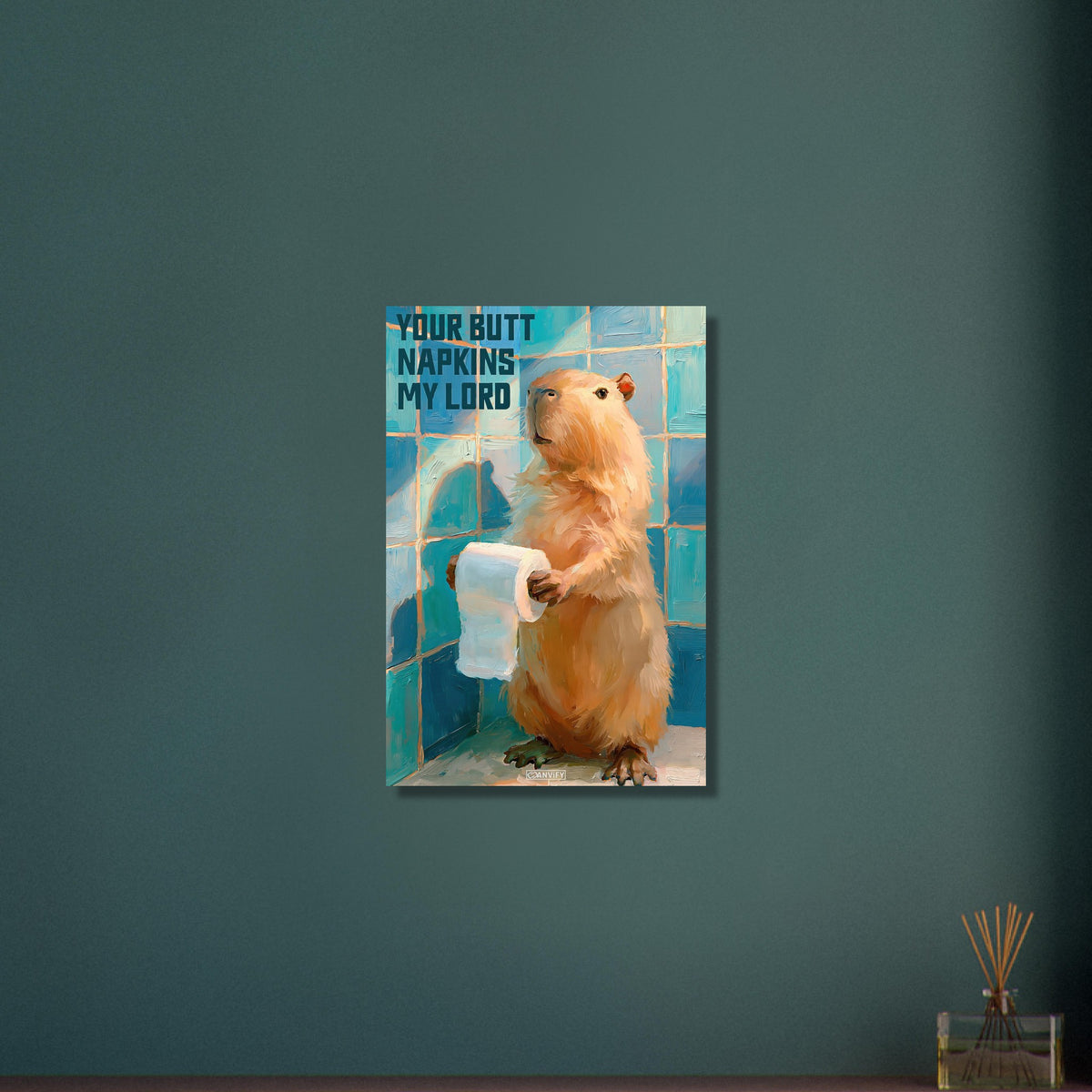 Ein Capybara oder auch Wasserschwein genannt hält eine Klopapierrolle mit einem Spruch 'Your Butt Napkins My Lord' auf Aluminium