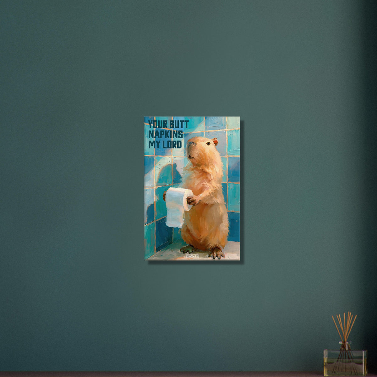 Ein Capybara oder auch Wasserschwein genannt hält eine Klopapierrolle mit einem Spruch 'Your Butt Napkins My Lord' auf einer Leinwand