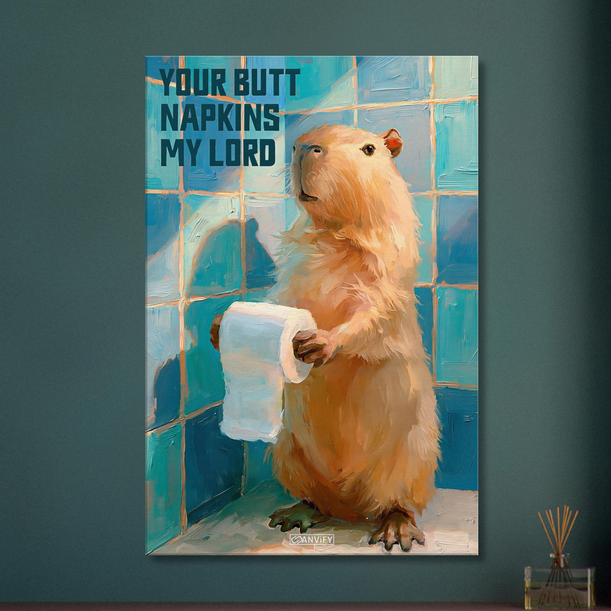 Ein Capybara oder auch Wasserschwein genannt hält eine Klopapierrolle mit einem Spruch 'Your Butt Napkins My Lord' auf einer Leinwand